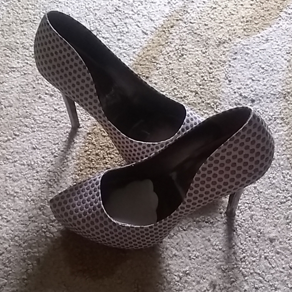 Shoes N Handbags. - Picture 2 of 8